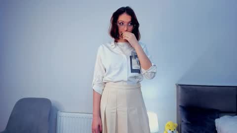 Snapshot of inellcanty chatting on 10/23/25, 04:23 Kira online show from 10/23/25, 04:23