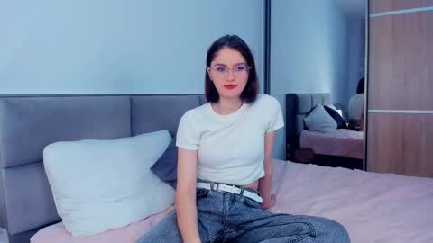 Snapshot of inellcanty chatting on 10/28/25, 04:16 Kira online show from 10/28/25, 04:16