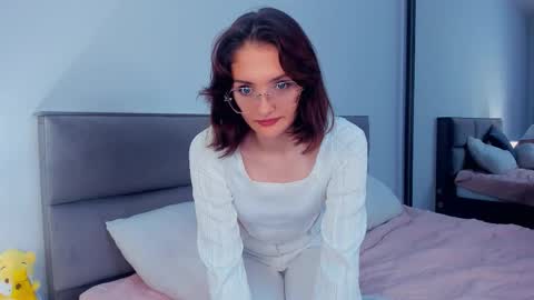 Snapshot of inellcanty chatting on 10/30/25, 04:25 Kira online show from 10/30/25, 04:25