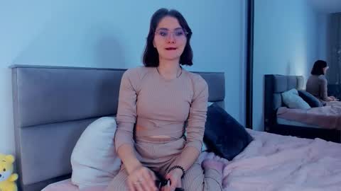 Snapshot of inellcanty chatting on 10/31/25, 04:13 Kira online show from 10/31/25, 04:13