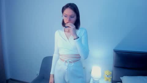 Snapshot of inellcanty chatting on 11/10/25, 04:11 Kira online show from 11/10/25, 04:11