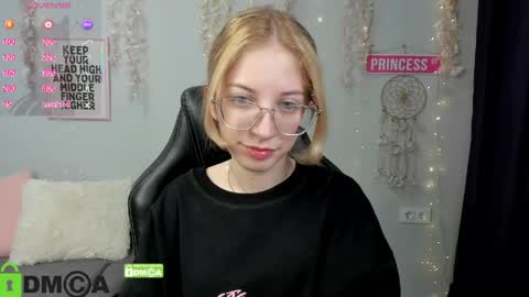 Mia online show from 05/03/26, 01:17