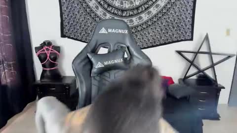 Snapshot of ink_u_buzz chatting on 01/06/25, 05:49 Dani  online show from 01/06/25, 05:49