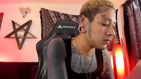 Snapshot of ink_u_buzz chatting on 10/22/25, 04:18 Dani  online show from 10/22/25, 04:18