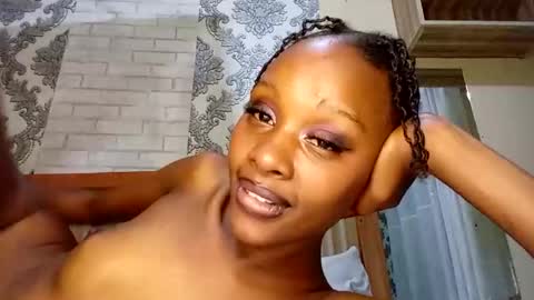 Snapshot of innocentcuteface chatting on 10/12/25, 06:40 Amber online show from 10/12/25, 06:40