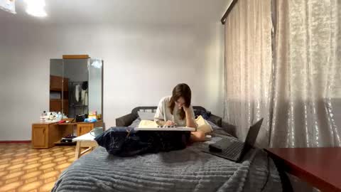 Evie online show from 09/10/25, 10:04