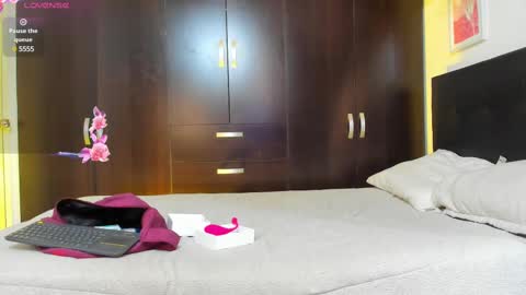 Snapshot of irirs_sex chatting on 03/01/25, 12:01 IrisVianca online show from 03/01/25, 12:01