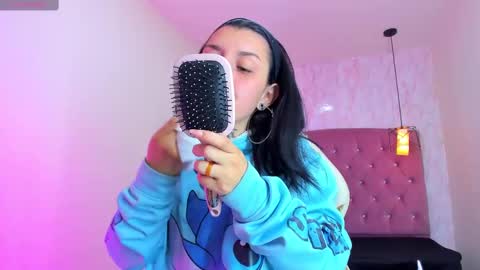 iris_77 online show from 11/24/25, 11:43