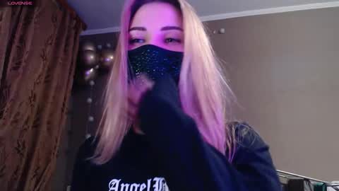 Snapshot of iris_lave chatting on 11/14/25, 07:12 Lily online show from 11/14/25, 07:12