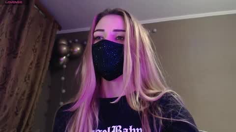 Snapshot of iris_lave chatting on 11/16/25, 04:34 Lily online show from 11/16/25, 04:34