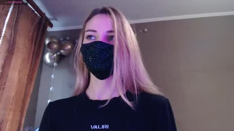 Snapshot of iris_lave chatting on 11/20/25, 12:49 Lily online show from 11/20/25, 12:49