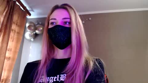 Snapshot of iris_lave chatting on 11/26/25, 12:39 Lily online show from 11/26/25, 12:39