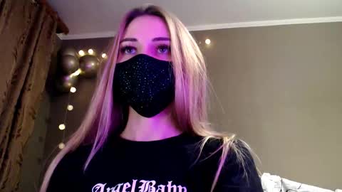 Snapshot of iris_lave chatting on 11/28/25, 07:27 Lily online show from 11/28/25, 07:27