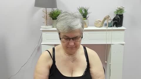 Snapshot of iris_xdesire chatting on 12/17/25, 07:03 I R I S online show from 12/17/25, 07:03