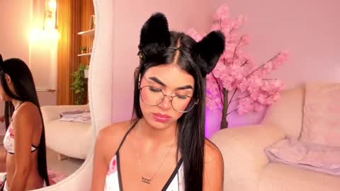 Snapshot of isa_little4u chatting on 11/16/25, 10:54 online show from 11/16/25, 10:54