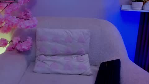 Snapshot of isa_little4u chatting on 11/23/25, 04:12 online show from 11/23/25, 04:12