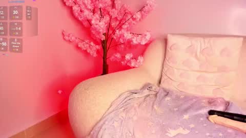 Snapshot of isa_little4u chatting on 11/23/25, 04:18 online show from 11/23/25, 04:18