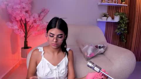 Snapshot of isa_little4u chatting on 11/30/25, 03:49 online show from 11/30/25, 03:49
