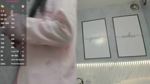 Snapshot of isa_little4u chatting on 04/15/26, 10:33 online show from 04/15/26, 10:33