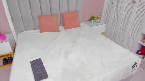 Snapshot of isa_vel chatting on 10/03/25, 07:44 isa_vel online show from 10/03/25, 07:44