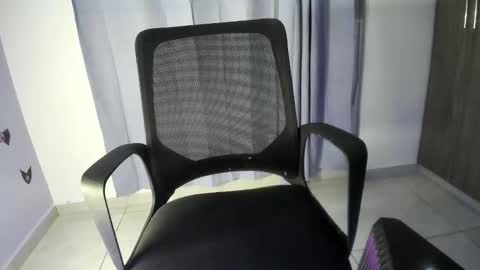 Snapshot of isaaclatino chatting on 09/25/25, 05:22 isaac online show from 09/25/25, 05:22