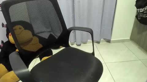 Snapshot of isaaclatino chatting on 10/26/25, 05:02 isaac online show from 10/26/25, 05:02