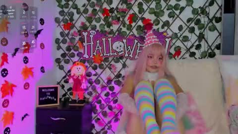 Snapshot of isabel_jamess chatting on 10/31/25, 02:51 Isa online show from 10/31/25, 02:51