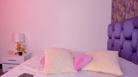 Isabela Angell  online show from 03/10/25, 11:27