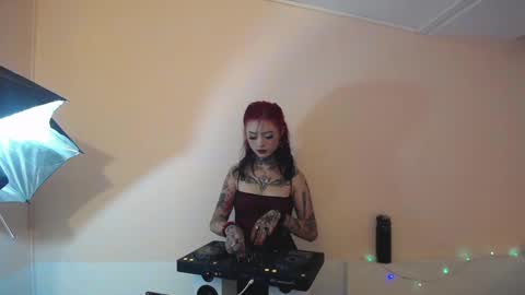 Snapshot of isabella__dark chatting on 12/12/24, 12:27    online show from 12/12/24, 12:27