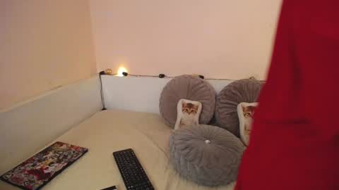 Snapshot of isabella__dark chatting on 12/18/24, 10:02    online show from 12/18/24, 10:02