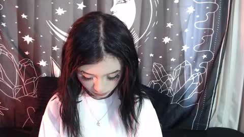 Snapshot of isabella__dark chatting on 01/11/25, 09:25    online show from 01/11/25, 09:25