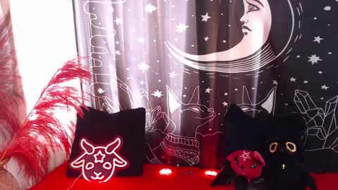 Snapshot of isabella__dark chatting on 02/21/25, 07:32    online show from 02/21/25, 07:32