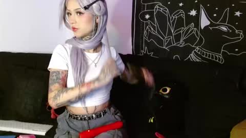 Snapshot of isabella__dark chatting on 10/25/25, 10:15    online show from 10/25/25, 10:15