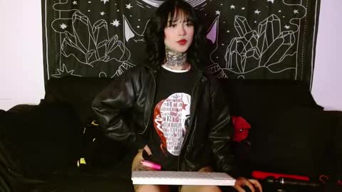 Snapshot of isabella__dark chatting on 10/27/25, 01:31    online show from 10/27/25, 01:31