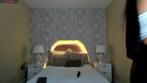 Snapshot of isabella__milf chatting on 03/01/26, 12:18 isabella__milf online show from 03/01/26, 12:18