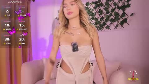 Snapshot of isabella_cox__ chatting on 02/22/25, 12:49 Isabella online show from 02/22/25, 12:49