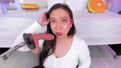 Snapshot of isabella_daniell chatting on 09/19/25, 03:52 Isa online show from 09/19/25, 03:52