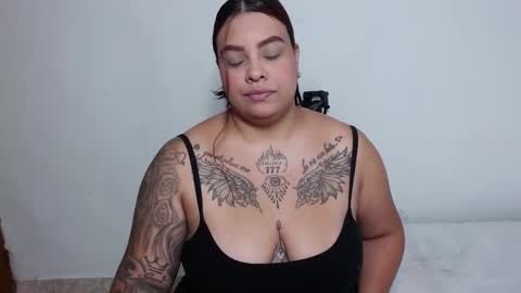 Snapshot of isabella_hots chatting on 11/17/25, 12:00 estefania online show from 11/17/25, 12:00