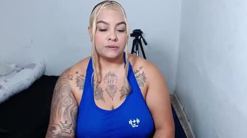 Snapshot of isabella_hots chatting on 04/14/26, 10:43 estefania online show from 04/14/26, 10:43