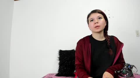 isabella_jaramillo online show from 10/14/25, 12:17