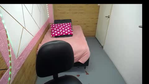 Snapshot of isabella_roseee chatting on 10/03/25, 08:39 isabella_roseee online show from 10/03/25, 08:39