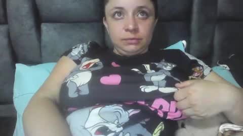 isabellaa_hills_ online show from 06/01/26, 03:47
