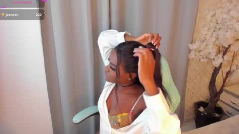 Snapshot of isabellabroms21 chatting on 11/28/25, 09:39 v online show from 11/28/25, 09:39