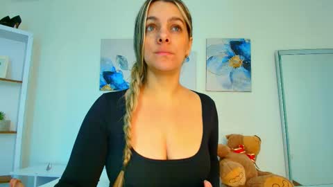 Isabella  online show from 03/09/26, 01:59