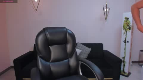 Isabella Kroft online show from 03/08/25, 12:20