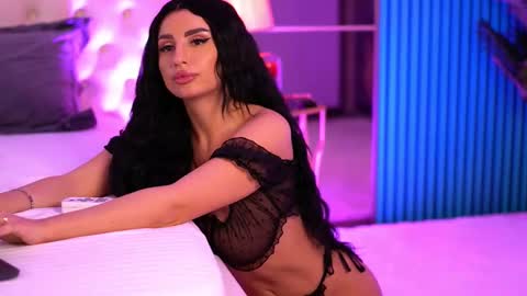 IsabelleHunt online show from 03/03/25, 09:00