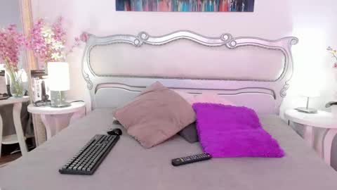 Isa Saenz online show from 12/15/25, 08:46