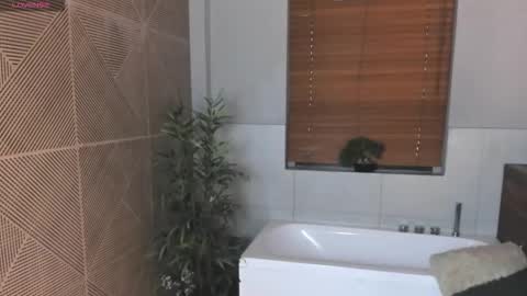 I S A  S AN D E R S  online show from 10/19/25, 07:47