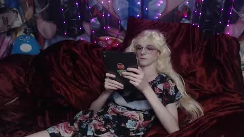 Snapshot of iselestias chatting on 11/12/25, 09:36 Sele online show from 11/12/25, 09:36