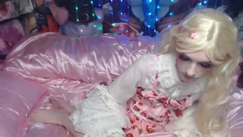 Snapshot of iselestias chatting on 11/18/25, 10:47 Sele online show from 11/18/25, 10:47